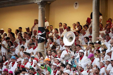 Público asistente a la Plaza de Toros de Pamplona durante la cuarta corrida de la Feria del Toro 2018.