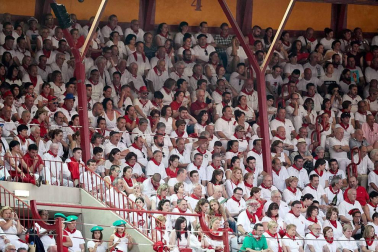 Público asistente a la Plaza de Toros de Pamplona durante la cuarta corrida de la Feria del Toro 2018.