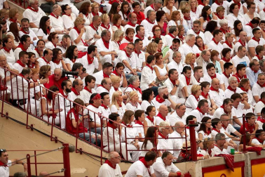 Público asistente a la Plaza de Toros de Pamplona durante la cuarta corrida de la Feria del Toro 2018.