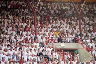 Público asistente a la Plaza de Toros de Pamplona durante la cuarta corrida de la Feria del Toro 2018.