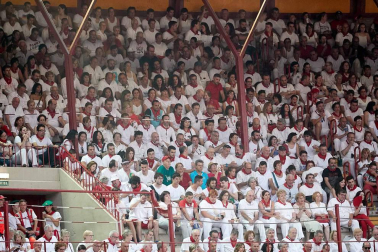 Público asistente a la Plaza de Toros de Pamplona durante la cuarta corrida de la Feria del Toro 2018.