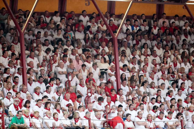 Público asistente a la Plaza de Toros de Pamplona durante la cuarta corrida de la Feria del Toro 2018.