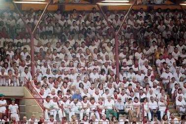 Público asistente a la Plaza de Toros de Pamplona durante la cuarta corrida de la Feria del Toro 2018.