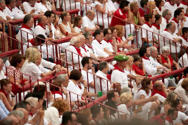Público asistente a la Plaza de Toros de Pamplona durante la cuarta corrida de la Feria del Toro 2018.