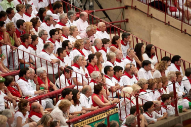 Público asistente a la Plaza de Toros de Pamplona durante la cuarta corrida de la Feria del Toro 2018.