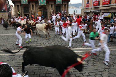 En el séptimo encierro de los Sanfermines 2018 los Jandilla han dejado un corneado en la plaza del Ayuntamiento. El herido por asta de toro sufre una cornada en el brazo izquierdo cuyo pronóstico es menos grave.