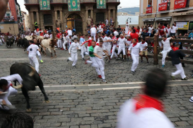 En el séptimo encierro de los Sanfermines 2018 los Jandilla han dejado un corneado en la plaza del Ayuntamiento. El herido por asta de toro sufre una cornada en el brazo izquierdo cuyo pronóstico es menos grave.