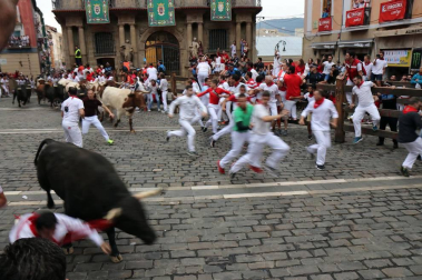 En el séptimo encierro de los Sanfermines 2018 los Jandilla han dejado un corneado en la plaza del Ayuntamiento. El herido por asta de toro sufre una cornada en el brazo izquierdo cuyo pronóstico es menos grave.