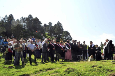 La Piedra de San Martín, frontera entre los valles de Roncal y Baretous (Francia), volvió a ser testigo de la firma del Tributo de las Tres Vacas, acto que sirve para renovar un año más la paz entre valles