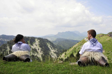 La Piedra de San Martín, frontera entre los valles de Roncal y Baretous (Francia), volvió a ser testigo de la firma del Tributo de las Tres Vacas, acto que sirve para renovar un año más la paz entre valles