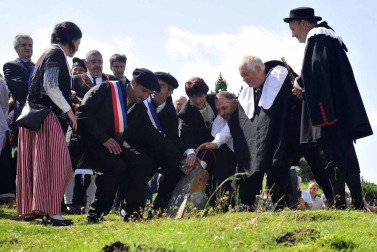 La Piedra de San Martín, frontera entre los valles de Roncal y Baretous (Francia), volvió a ser testigo de la firma del Tributo de las Tres Vacas, acto que sirve para renovar un año más la paz entre valles