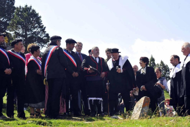 La Piedra de San Martín, frontera entre los valles de Roncal y Baretous (Francia), volvió a ser testigo de la firma del Tributo de las Tres Vacas, acto que sirve para renovar un año más la paz entre valles