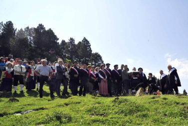 La Piedra de San Martín, frontera entre los valles de Roncal y Baretous (Francia), volvió a ser testigo de la firma del Tributo de las Tres Vacas, acto que sirve para renovar un año más la paz entre valles