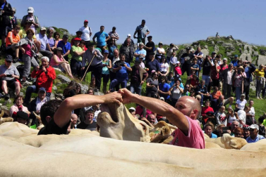 La Piedra de San Martín, frontera entre los valles de Roncal y Baretous (Francia), volvió a ser testigo de la firma del Tributo de las Tres Vacas, acto que sirve para renovar un año más la paz entre valles