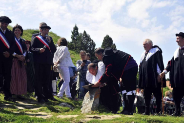 La Piedra de San Martín, frontera entre los valles de Roncal y Baretous (Francia), volvió a ser testigo de la firma del Tributo de las Tres Vacas, acto que sirve para renovar un año más la paz entre valles