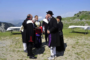 La Piedra de San Martín, frontera entre los valles de Roncal y Baretous (Francia), volvió a ser testigo de la firma del Tributo de las Tres Vacas, acto que sirve para renovar un año más la paz entre valles