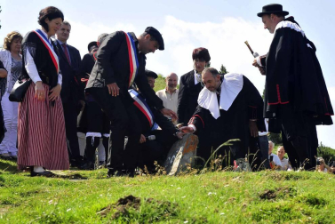 La Piedra de San Martín, frontera entre los valles de Roncal y Baretous (Francia), volvió a ser testigo de la firma del Tributo de las Tres Vacas, acto que sirve para renovar un año más la paz entre valles