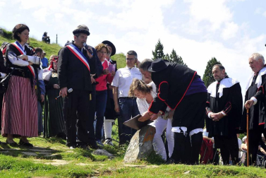 La Piedra de San Martín, frontera entre los valles de Roncal y Baretous (Francia), volvió a ser testigo de la firma del Tributo de las Tres Vacas, acto que sirve para renovar un año más la paz entre valles