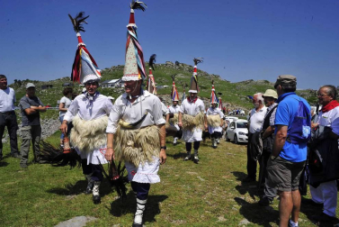 La Piedra de San Martín, frontera entre los valles de Roncal y Baretous (Francia), volvió a ser testigo de la firma del Tributo de las Tres Vacas, acto que sirve para renovar un año más la paz entre valles