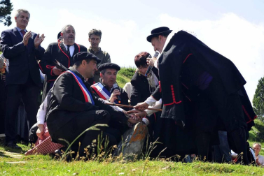 La Piedra de San Martín, frontera entre los valles de Roncal y Baretous (Francia), volvió a ser testigo de la firma del Tributo de las Tres Vacas, acto que sirve para renovar un año más la paz entre valles