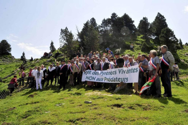 La Piedra de San Martín, frontera entre los valles de Roncal y Baretous (Francia), volvió a ser testigo de la firma del Tributo de las Tres Vacas, acto que sirve para renovar un año más la paz entre valles