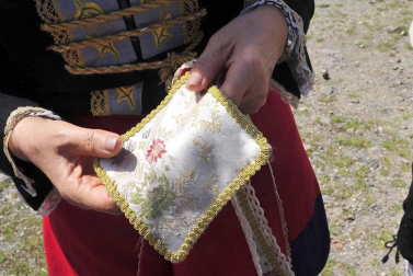 La Piedra de San Martín, frontera entre los valles de Roncal y Baretous (Francia), volvió a ser testigo de la firma del Tributo de las Tres Vacas, acto que sirve para renovar un año más la paz entre valles