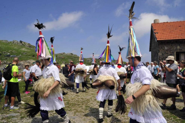 La Piedra de San Martín, frontera entre los valles de Roncal y Baretous (Francia), volvió a ser testigo de la firma del Tributo de las Tres Vacas, acto que sirve para renovar un año más la paz entre valles