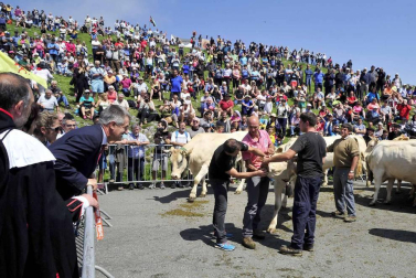 La Piedra de San Martín, frontera entre los valles de Roncal y Baretous (Francia), volvió a ser testigo de la firma del Tributo de las Tres Vacas, acto que sirve para renovar un año más la paz entre valles