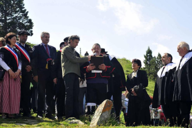 La Piedra de San Martín, frontera entre los valles de Roncal y Baretous (Francia), volvió a ser testigo de la firma del Tributo de las Tres Vacas, acto que sirve para renovar un año más la paz entre valles