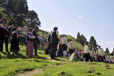 La Piedra de San Martín, frontera entre los valles de Roncal y Baretous (Francia), volvió a ser testigo de la firma del Tributo de las Tres Vacas, acto que sirve para renovar un año más la paz entre valles