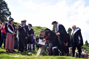 La Piedra de San Martín, frontera entre los valles de Roncal y Baretous (Francia), volvió a ser testigo de la firma del Tributo de las Tres Vacas, acto que sirve para renovar un año más la paz entre valles
