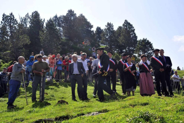 La Piedra de San Martín, frontera entre los valles de Roncal y Baretous (Francia), volvió a ser testigo de la firma del Tributo de las Tres Vacas, acto que sirve para renovar un año más la paz entre valles