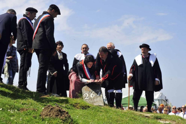 La Piedra de San Martín, frontera entre los valles de Roncal y Baretous (Francia), volvió a ser testigo de la firma del Tributo de las Tres Vacas, acto que sirve para renovar un año más la paz entre valles