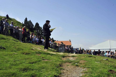La Piedra de San Martín, frontera entre los valles de Roncal y Baretous (Francia), volvió a ser testigo de la firma del Tributo de las Tres Vacas, acto que sirve para renovar un año más la paz entre valles