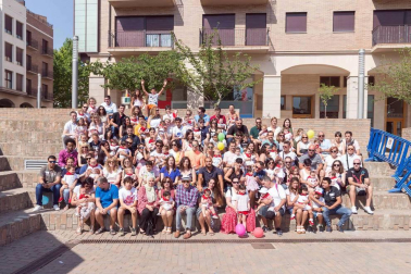 El Ayuntamiento de Tudela entregó ayer cerca de 260 'pañuelicos' de fiestas a los nacidos en el año 2017