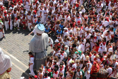 Imágenes de la despedida de la Comparsa desde la plaza del Ayuntamiento de Pamplona.