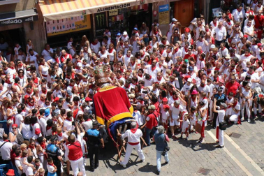 Imágenes de la despedida de la Comparsa desde la plaza del Ayuntamiento de Pamplona.