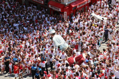 Imágenes de la despedida de la Comparsa desde la plaza del Ayuntamiento de Pamplona.