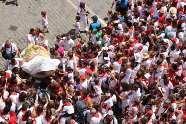 Imágenes de la despedida de la Comparsa desde la plaza del Ayuntamiento de Pamplona.