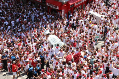 Imágenes de la despedida de la Comparsa desde la plaza del Ayuntamiento de Pamplona.