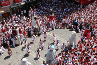 Imágenes de la despedida de la Comparsa desde la plaza del Ayuntamiento de Pamplona.