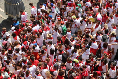 Imágenes de la despedida de la Comparsa desde la plaza del Ayuntamiento de Pamplona.