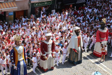 Imágenes de la despedida de la Comparsa desde la plaza del Ayuntamiento de Pamplona.