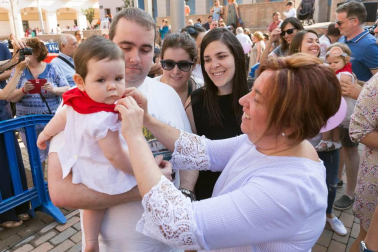 El Ayuntamiento de Tudela entregó ayer cerca de 260 'pañuelicos' de fiestas a los nacidos en el año 2017