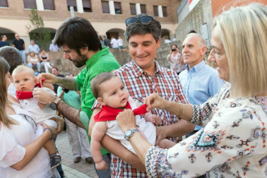 El Ayuntamiento de Tudela entregó ayer cerca de 260 'pañuelicos' de fiestas a los nacidos en el año 2017