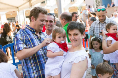 El Ayuntamiento de Tudela entregó ayer cerca de 260 'pañuelicos' de fiestas a los nacidos en el año 2017
