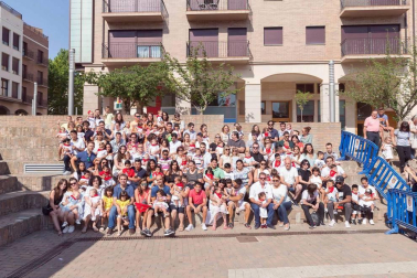 El Ayuntamiento de Tudela entregó ayer cerca de 260 'pañuelicos' de fiestas a los nacidos en el año 2017