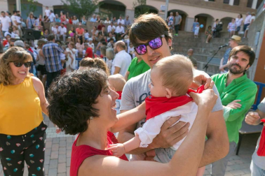 El Ayuntamiento de Tudela entregó ayer cerca de 260 'pañuelicos' de fiestas a los nacidos en el año 2017