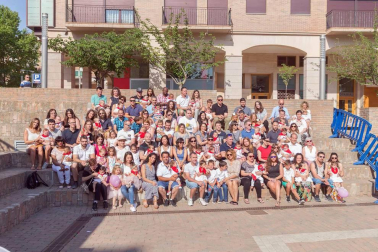 El Ayuntamiento de Tudela entregó ayer cerca de 260 'pañuelicos' de fiestas a los nacidos en el año 2017