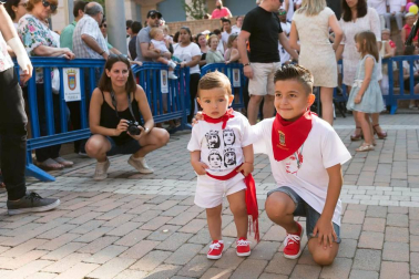 El Ayuntamiento de Tudela entregó ayer cerca de 260 'pañuelicos' de fiestas a los nacidos en el año 2017